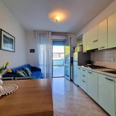 Bright Flat Next To The In Apartmán *