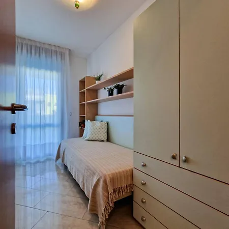 Bright Flat Next To The In شقة *